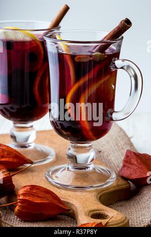 Lecker Glühwein mit Zimt, Zitrone, Kardamom ausgegossen über Gläser Stockfoto