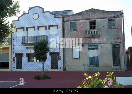 Verfaulte Häuser von Sao Jacinto Dorf in Portugal Stockfoto