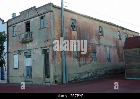 Verfaulte Häuser von Sao Jacinto Dorf in Portugal Stockfoto