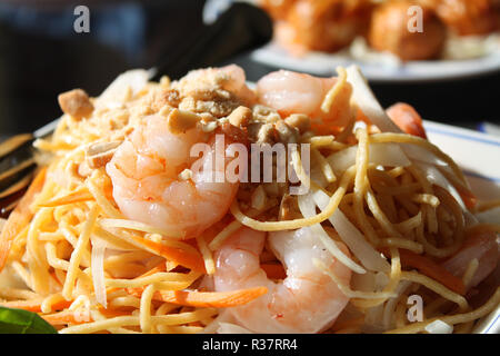 Eine Platte mit Nudeln mit Garnelen in einem chinesischen Restaurant. Stockfoto