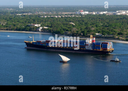 Tansania Daressalaam, Bucht und Hafen, Pacific International Linien PIL Container schiff Segeln auf dem Indischen Ozean, im Gegensatz traditionellen arabischen Dhow Segelboot, Kontrast Kleine und Große, Kontrast moderne und traditionelle, neue und alte Zeiten Kontrast Stockfoto