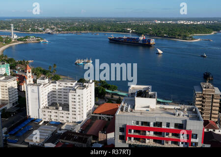 Tansania Daressalaam, Bucht und Hafen, Pacific International Linien PIL Container schiff Segeln bis zum Indischen Ozean, in der protestantischen Azania Front Kathedrale, während der deutschen Kolonialzeit gebaut Stockfoto