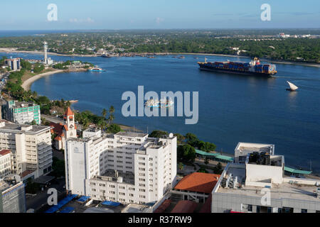 Tansania Daressalaam, Bucht und Hafen, Pacific International Linien PIL Container schiff Segeln bis zum Indischen Ozean, in der protestantischen Azania Front Kathedrale, während der deutschen Kolonialzeit gebaut Stockfoto