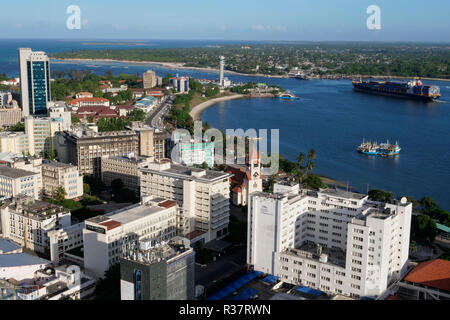 Tansania Daressalaam, Bucht und Hafen, PIL Container schiff Segeln bis zum Indischen Ozean, in der protestantischen Azania Front Kathedrale, während der deutschen Kolonialzeit gebaut, Kigamboni Ferry Terminal Stockfoto