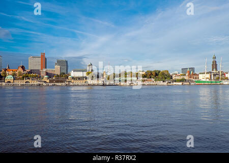 Landungsbrücken und Michel in Hamburg. Stockfoto