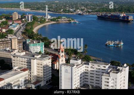 Tansania Daressalaam, Bucht und Hafen, PIL Container schiff Segeln bis zum Indischen Ozean, in der protestantischen Azania Front Kathedrale, während der deutschen Kolonialzeit gebaut, Kigamboni Ferry Terminal Stockfoto