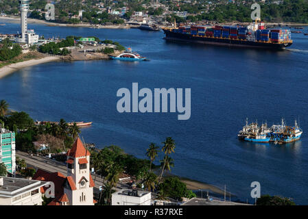 Tansania Daressalaam, Bucht und Hafen, Pacific International Linien PIL Container schiff Segeln bis zum Indischen Ozean, in der protestantischen Azania Front Kathedrale, während der deutschen Kolonialzeit gebaut, Kigamboni Ferry Terminal Stockfoto