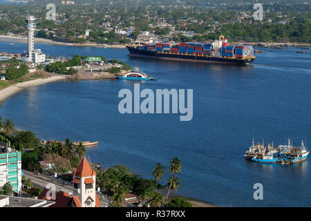 Tansania Daressalaam, Bucht und Hafen, Pacific International Linien PIL Container schiff Segeln bis zum Indischen Ozean, in der protestantischen Azania Front Kathedrale, während der deutschen Kolonialzeit gebaut, Kigamboni Ferry Terminal Stockfoto