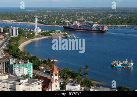 Tansania Daressalaam, Bucht und Hafen, Pacific International Linien PIL Container schiff Segeln bis zum Indischen Ozean, in der protestantischen Azania Front Kathedrale, während der deutschen Kolonialzeit gebaut, Kigamboni Ferry Terminal Stockfoto