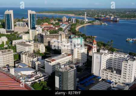 Tansania Daressalaam, Bucht und Hafen, PIL Container schiff Segeln bis zum Indischen Ozean, in der protestantischen Azania Front Kathedrale, während der deutschen Kolonialzeit gebaut, Kigamboni Ferry Terminal Stockfoto