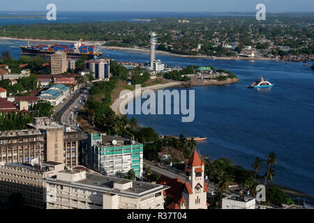 Tansania Daressalaam, Bucht und Hafen, PIL Container schiff Segeln bis zum Indischen Ozean, in der protestantischen Azania Front Kathedrale, während der deutschen Kolonialzeit gebaut, Kigamboni Ferry Terminal Stockfoto