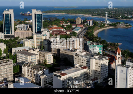 Tansania Daressalaam, Bucht und Hafen, PIL Container schiff Segeln bis zum Indischen Ozean, in der protestantischen Azania Front Kathedrale, während der deutschen Kolonialzeit gebaut, Kigamboni Ferry Terminal Stockfoto