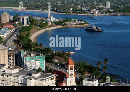 Tansania Daressalaam, Bucht und Hafen, vor evangelischen Azania Front Kathedrale, während der deutschen Kolonialzeit gebaut, Kigamboni Ferry Terminal Stockfoto