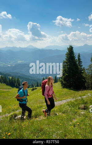 Junges Paar Bergsteigen, Wandern, in der nähe von Lenggries, Brauneck Isarwinkel, Alpen, Oberbayern, Bayern, Deutschland Stockfoto