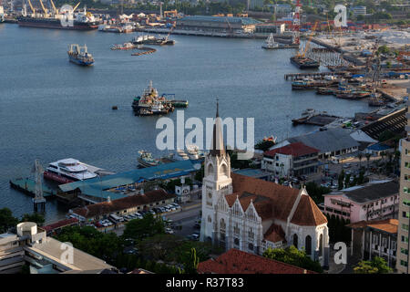 Tansania Daressalaam, Bucht und Hafen, vor katholische St. Joseph Kathedrale, während der deutschen Kolonialzeit gebaut, und Passagier Fähren Terminal Stockfoto