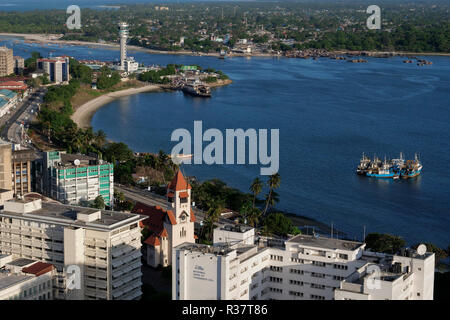 Tansania Daressalaam, Bucht und Hafen, vor evangelischen Azania Front Kathedrale, während der deutschen Kolonialzeit gebaut, Kigamboni Ferry Terminal Stockfoto