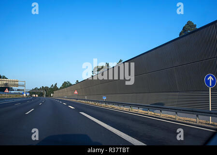 Lärmschutzwand an der A 6 in der Nähe von Schwabach, Mittelfranken, Bayern, Deutschland Stockfoto