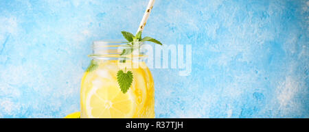 Coctail Glas Limonade und Minze auf Holztisch blauen Hintergrund natürlicher Zitrone Wasser hausgemachte Speisen soda Drink mit fruchtschnitten und Trinken st Stockfoto