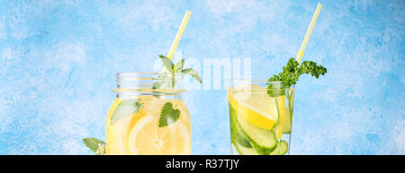 Satz von zwei populäre Diät Entgiftung Getränke für die Reinigung Antioxidans Gurken Wasser und Limonade mit Minze hausgemachte Speisen Konzept Stockfoto