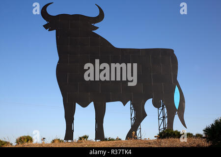 Schwarze Silhouette eines Bullen, Bullen Abbildung Osborne Stier, heute nationale Symbol für Spanien, Provinz Cadiz, Spanien Stockfoto