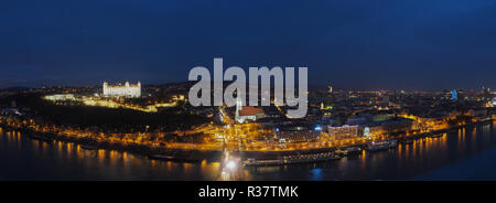 Panoramablick auf die Altstadt von Bratislava mit Donau, Schloss und St. Martin's Cathedral, Nachtaufnahme, Bratislava, Slowakei Stockfoto