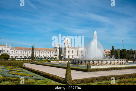 Brunnen in der Jardim da Praça do Império mit Mosteiro dos Jéronimos, Hieronymus Kloster, UNESCO Weltkulturerbe Stockfoto