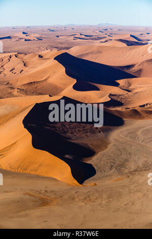 Luftaufnahme, läuft aus Sand Dünen im Sossusvlei Nationalpark Namib-Naukluft-Nationalpark, Namibia Stockfoto