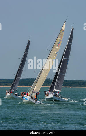 Große racing Segelyachten aus der Cowes auf der Isle of Wight während der jährlichen lendy gesponsert Cowes Woche Segeln und Yachting Regatta. Stockfoto