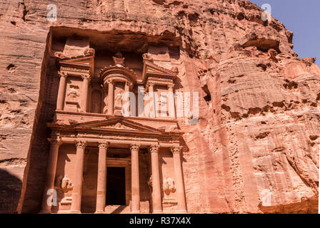 Pharaos Treasure House in Fels gehauen, Fassade des Schatzhaus Al-Khazneh, Khazne Faraun, Mausoleum in der nabatäischen Stadt Stockfoto