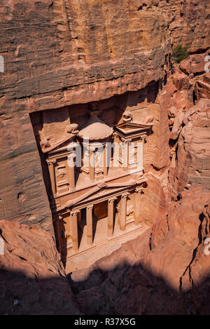 Blick von oben in die Schlucht Siq, Pharaos Treasure House in Fels gehauen, Fassade des Schatzhaus Al-Khazneh, Khazne Stockfoto