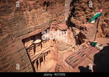 Arabischen Teppich mit jordanischen Flagge, Blick von oben in die Schlucht Siq, Pharaos Treasure House in Fels gehauen, Fassade des Stockfoto