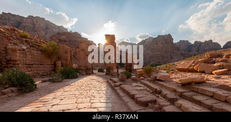 Alte römische Straße, Temenos Gate im Zentrum von Petra, nabatäische Stadt Petra, in der Nähe von Wadi Musa, Jordanien Stockfoto