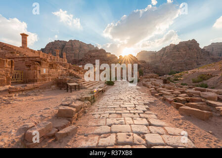 Alte Römische Straße neben Ruinen von Petra, nabatäische Stadt Petra, in der Nähe von Wadi Musa, Jordanien Stockfoto