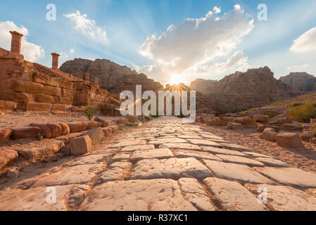 Alte Römische Straße neben Ruinen von Petra, nabatäische Stadt Petra, in der Nähe von Wadi Musa, Jordanien Stockfoto