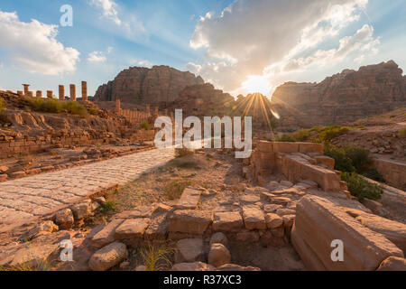 Alte Römische Straße neben Ruinen von Petra, nabatäische Stadt Petra, in der Nähe von Wadi Musa, Jordanien Stockfoto