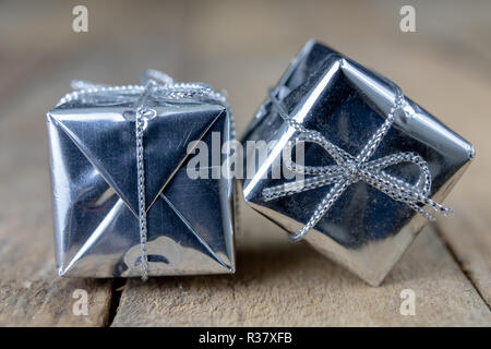 Weihnachtsschmuck auf dem Küchentisch. Holz- Weihnachten figuren vorbereitet für die Verzierung eines Baumes. Der dunkle Hintergrund. Stockfoto