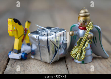 Weihnachtsschmuck auf dem Küchentisch. Holz- Weihnachten figuren vorbereitet für die Verzierung eines Baumes. Der dunkle Hintergrund. Stockfoto