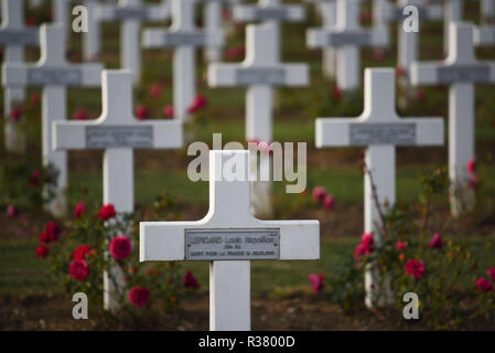 Oktober 20, 2018-Douaumont, Frankreich: Der Krieg Friedhof Denkmal von Douaumont, welche Hosts die Überreste von 130 000 Soldaten, die sowohl Französisch als auch Deutsch, die am Ersten Weltkrieg teilgenommen haben. Es gibt 15 000 Kreuze vor dem Denkmal mit den Namen von französischen Soldaten, die in der Nähe starb. La necropole et l'Ossuaire de Douaumont, un-Denkmal imposant a la mémoire des soldats ayant participe à la bataille de Verdun durant La Première Guerre mondiale. *** Frankreich/KEINE VERKÄUFE IN DEN FRANZÖSISCHEN MEDIEN *** Stockfoto