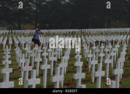 Oktober 20, 2018-Douaumont, Frankreich: Der Krieg Friedhof Denkmal von Douaumont, welche Hosts die Überreste von 130 000 Soldaten, die sowohl Französisch als auch Deutsch, die am Ersten Weltkrieg teilgenommen haben. Es gibt 15 000 Kreuze vor dem Denkmal mit den Namen von französischen Soldaten, die in der Nähe starb. La necropole et l'Ossuaire de Douaumont, un-Denkmal imposant a la mémoire des soldats ayant participe à la bataille de Verdun durant La Première Guerre mondiale. *** Frankreich/KEINE VERKÄUFE IN DEN FRANZÖSISCHEN MEDIEN *** Stockfoto