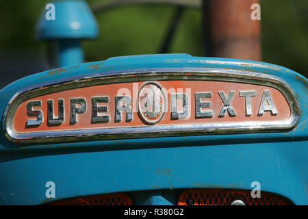 Ein fordson Super Dexta alten Traktor auf ein Land. England UK GB Stockfoto