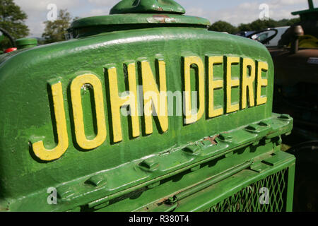 John Deere Traktor und Emblem auf Anzeige an einem Land fair. England UK GB Stockfoto