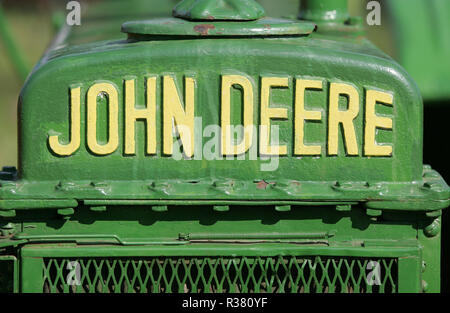 Ein John Deere Traktor und Emblem auf Anzeige an einem Land fair. England UK GB Stockfoto