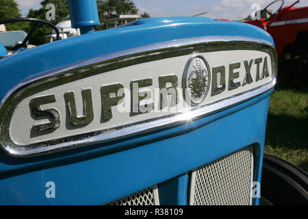 Ein fordson Super Dexta Schlepper und Emblem auf Anzeige an einem Land fair. England UK GB