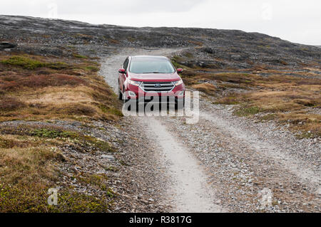 Ein Auto auf der Schotterstraße durch gebrannt Kap Ecological Reserve in Neufundland. Stockfoto