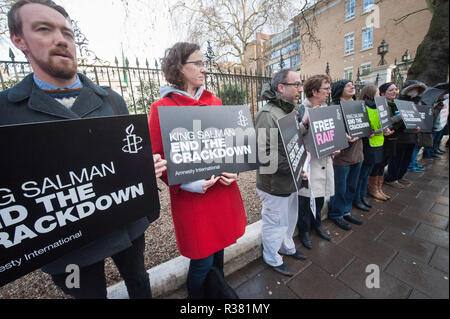 Saudi Arabischen Botschaft, London, UK. 8. Januar 2016. Anhänger der Raif Badawi, der gefangengesetzt Saudi Aktivist und Blogger, mit der Hand über eine Petition mit 250.000 Zeichen Stockfoto