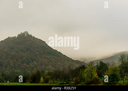 Hohenurach im Nebel Stockfoto