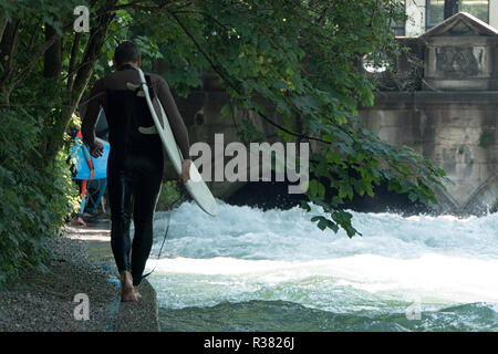 River Surfer von München, zu Fuß entlang der Eisbach Stockfoto