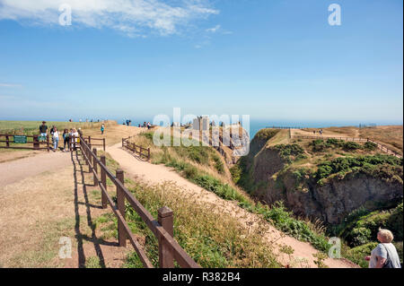 Dunnottar Castle mit Touristen anfahren und verlassen an einem schönen Tag im Sommer. Stockfoto