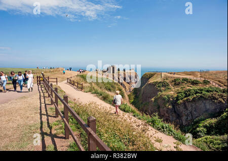 Dunnottar Castle mit Touristen anfahren und verlassen an einem schönen Tag im Sommer. Stockfoto