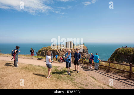Dunnottar Castle mit Touristen anfahren und verlassen an einem schönen Tag im Sommer. Stockfoto